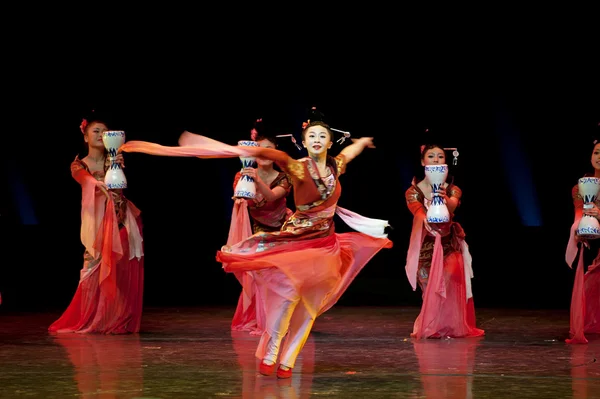 Chicas bailando nacionales chinas bonitas — Foto de Stock