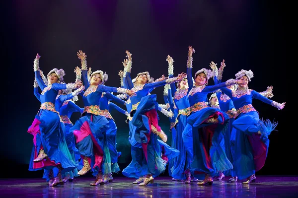 Pretty chinese Qiang national dancing girls — Stock Photo, Image