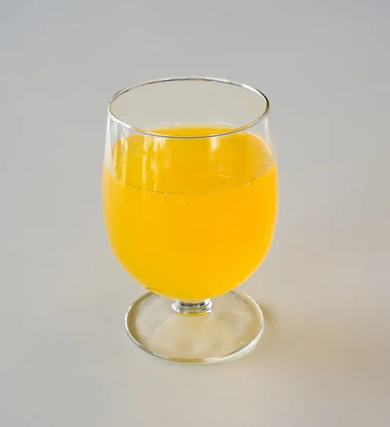 Jugo de naranja en taza de vidrio —  Fotos de Stock