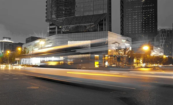 Kecepatan tinggi dan jalur lampu bus kabur di pusat kota — Stok Foto