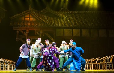 Çin Ulusal dansçılar sahnede gerçekleştirmek