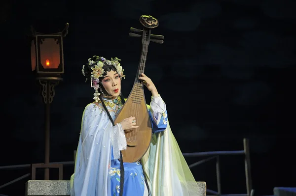 Pretty chinese traditional opera actress with theatrical costume — Stock Photo, Image