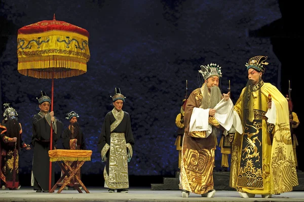 Atores de ópera tradicional chinesa com traje teatral — Fotografia de Stock