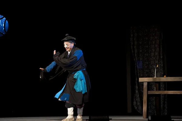 Chinesischer traditioneller Opernschauspieler tritt auf der Bühne auf — Stockfoto