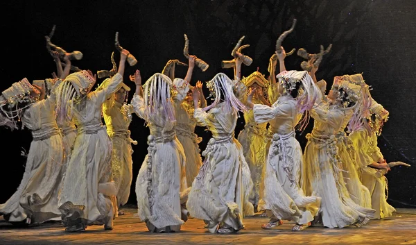 Danse ethnique Qiang chinoise interprétée par la troupe de danse ethnique Qiang — Photo