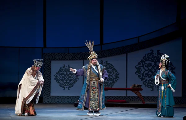 Ator de ópera tradicional chinesa com traje teatral — Fotografia de Stock