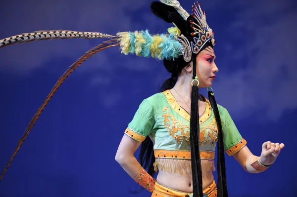 Vrij chinese traditionele opera actrice met theatrale kostuum — Stockfoto