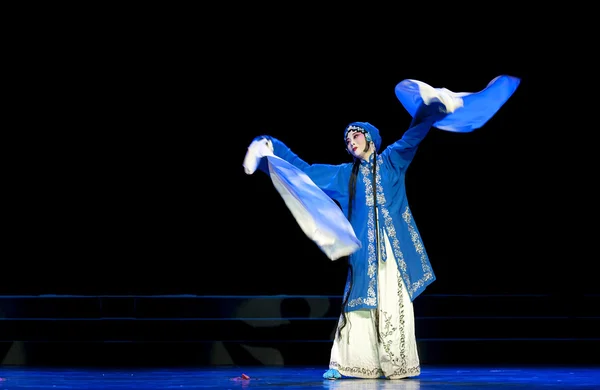 Pretty chinese traditional opera actress with theatrical costume — Stock Photo, Image