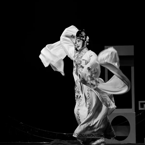 Pretty chinese traditional opera actress with theatrical costume — Stock Photo, Image