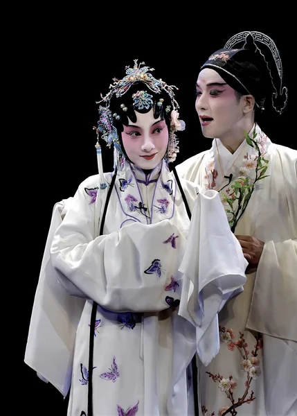 漂亮的中国传统戏曲舞台表演服装的女演员 — 图库照片