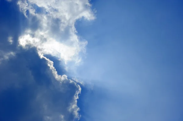 Wolk laag en blauwe hemel — Stockfoto