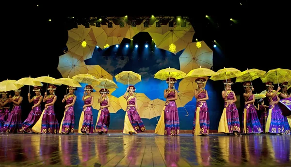 Danse ethnique chinoise de nationalité yi — Photo