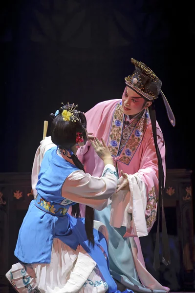 Artiste de l'opéra chinois du Sichuan faire un spectacle sur scène avec costume traditionnel . — Photo