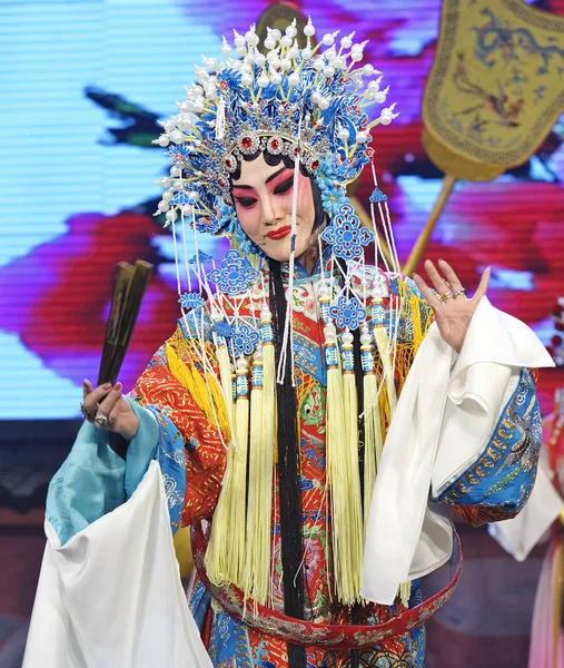 Hübsche traditionelle chinesische Opernsängerin mit theatralischem Kostüm — Stockfoto