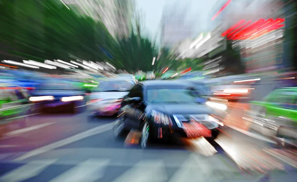 Los rayos radiantes de los coches de alta velocidad dan el efecto contundente del impacto visual — Foto de Stock