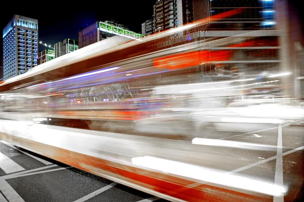 Hohe Geschwindigkeit und verschwommene Busspuren in der Innenstadt — Stockfoto