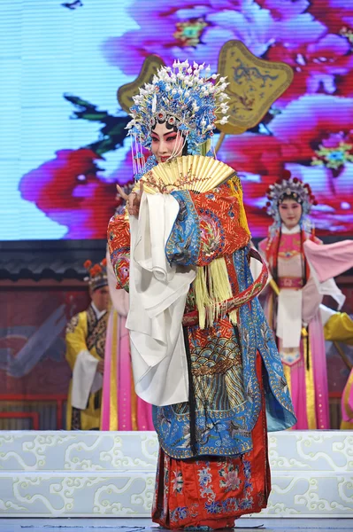 Pretty chinese traditional opera actress with theatrical costume — Stock Photo, Image