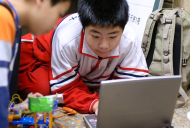 çocuklar konsantre elektronik tasarım yarışması