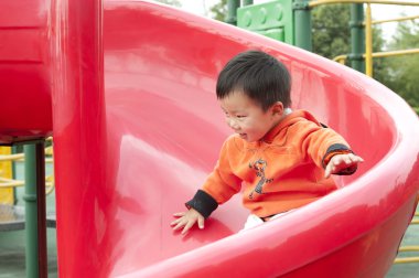 tahta sürgülü oynayan bebek