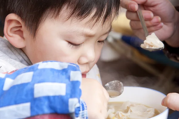 Um bebê comendo bonito — Fotografia de Stock