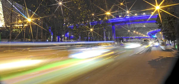 高速车辆模糊在城市道路上的足迹 — 图库照片