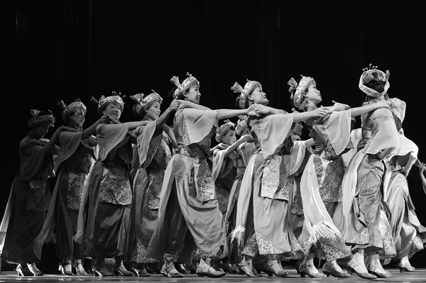 Chinês Qiang dançarinos étnicos — Fotografia de Stock