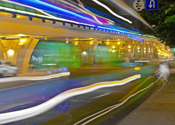 Tráfego de alta velocidade e trilhas de luz embaçada sob o viaduto — Fotografia de Stock