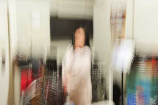 カラフルな抽象的なデフォーカス リビング ルームの女性 — ストック写真