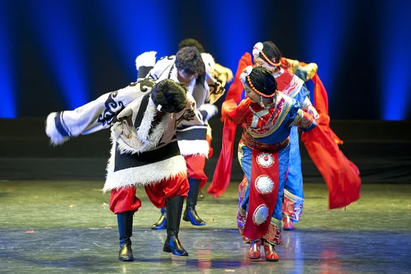 Kinesiska tibetanska nationella dansare — Stockfoto