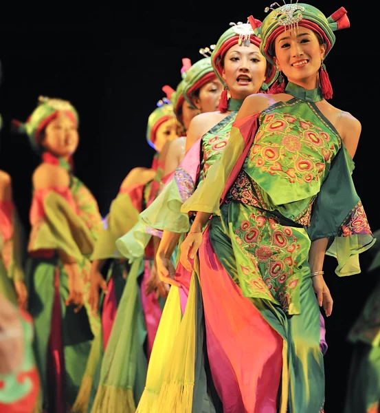 Chinese qiang etnische dansers — Stockfoto