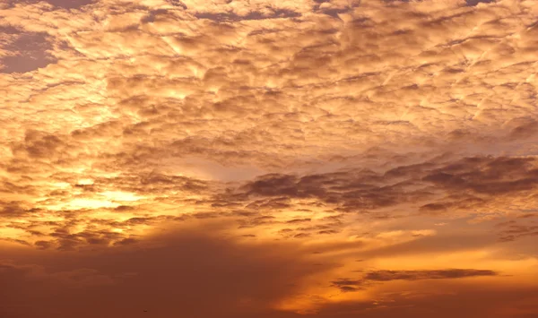 Moln lager och blå himmel — Stockfoto