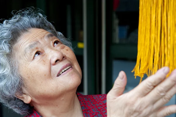 Retrato de una abuela feliz —  Fotos de Stock