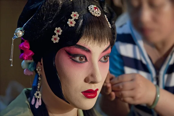 Cinese Sichuan opera attrice pittura faccia backstage — Foto Stock