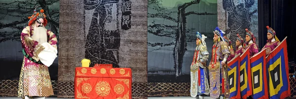 Kinesiska traditionell opera skådespelare med teatraliska kostym — Stockfoto