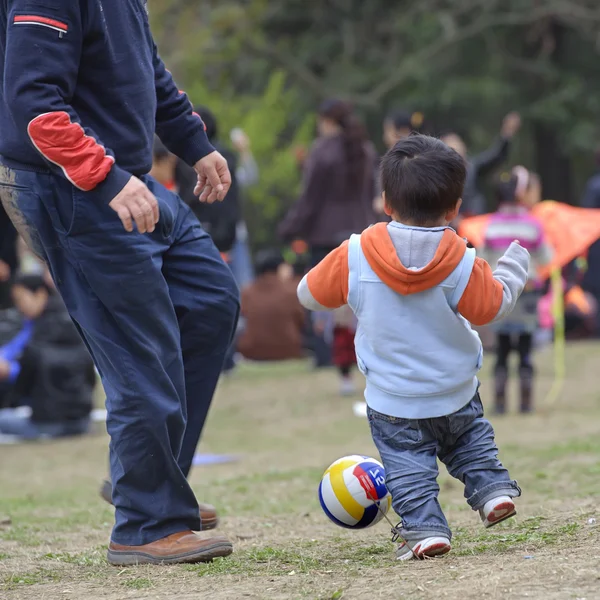 Bebê jogar futebol com seu pai — Fotografia de Stock