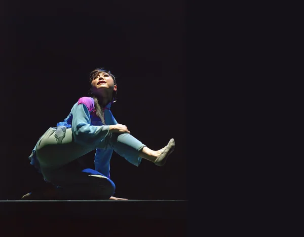 Dançarino chinês executa dança moderna no palco — Fotografia de Stock