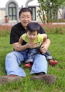 babası ile oynayan bebek