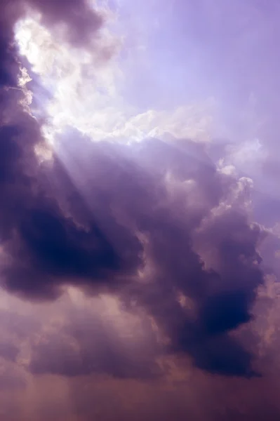 Wolk van laag en de lucht in de zonsondergang — Stockfoto