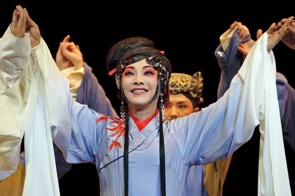 Actriță de operă tradițională chineză cu costum de teatru — Fotografie, imagine de stoc