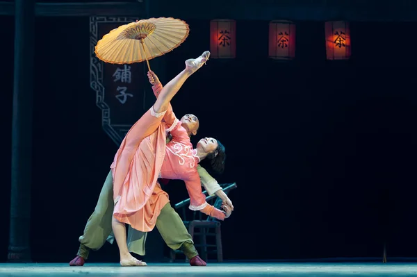 Bailarines nacionales chinos realizan en el escenario — Stockfoto