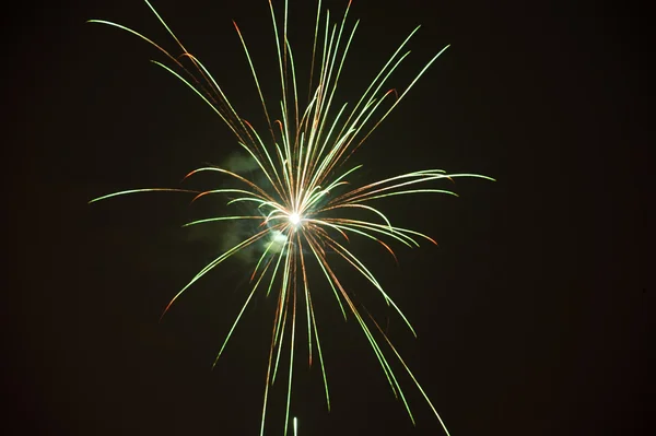 Fuochi d'artificio festivi brillantemente colorati — Foto Stock