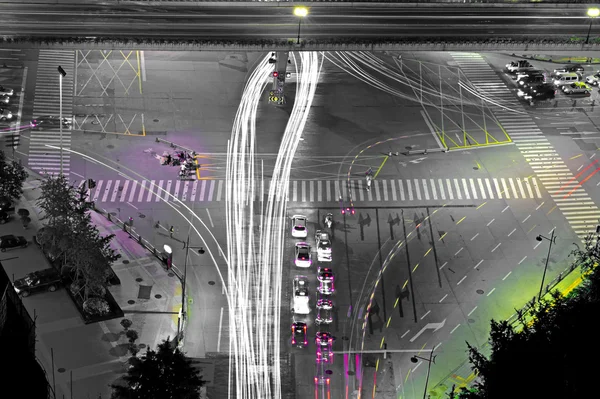 Tráfico de alta velocidad y senderos de luz borrosa bajo el paso elevado — Foto de Stock