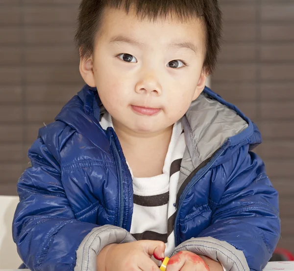 Симпатичный ребенок рисует на столе — стоковое фото