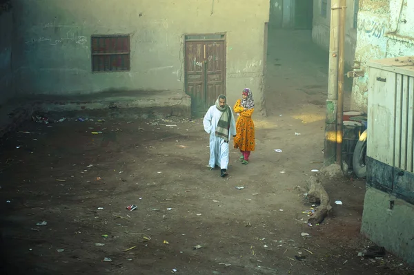 A arab couple walking through a village — Stock Photo, Image