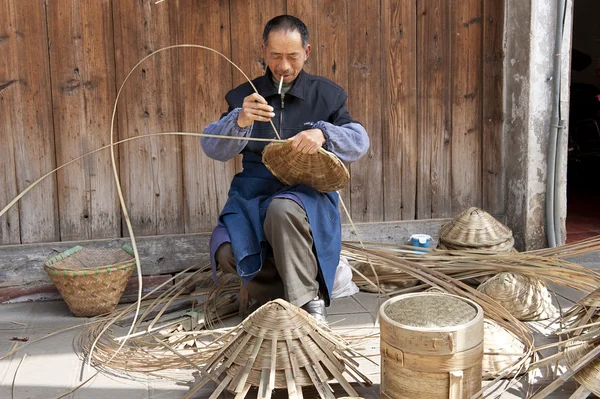 Mann und traditionelle Handarbeit — Stockfoto
