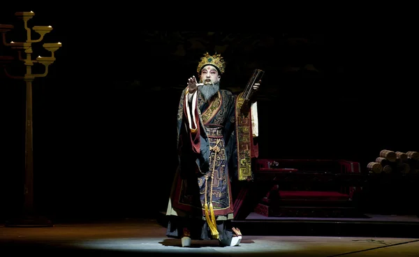 Ator de ópera tradicional chinesa com traje teatral — Fotografia de Stock