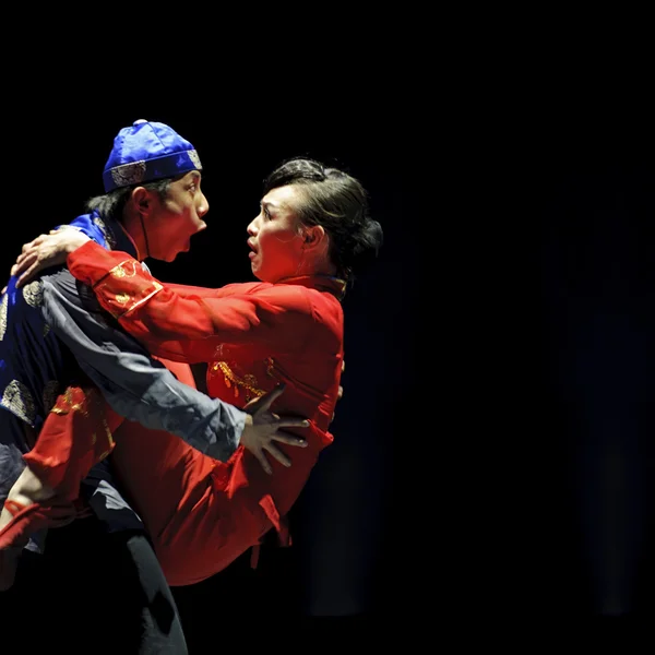 Bailarines modernos realizan danza dúo en el escenario —  Fotos de Stock