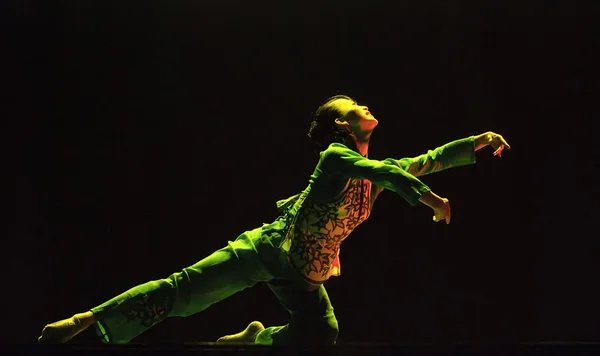 Chinesische Tänzerin zeigt modernen Solotanz auf der Bühne — Stockfoto