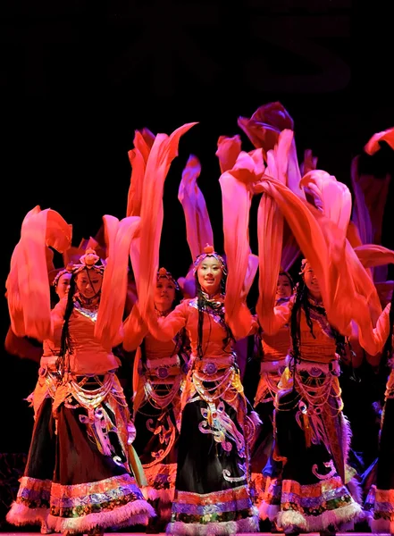 Chinese Tibetan ethnic dancers — Stock Photo, Image