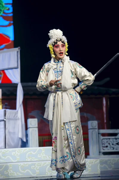 Hübsche traditionelle chinesische Opernsängerin mit theatralischem Kostüm — Stockfoto